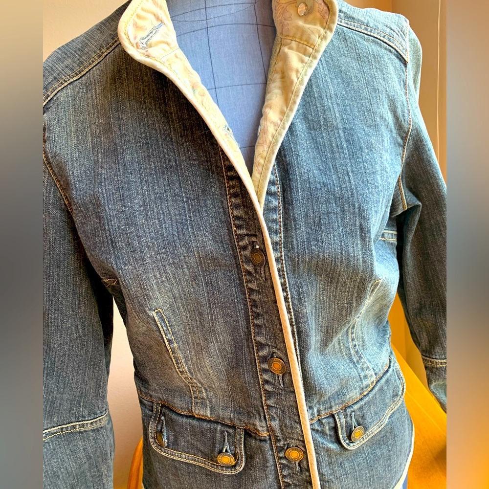 Gap Jean Jacket. Women’s Vintage. Quality. Detail stitching, buttons and style.